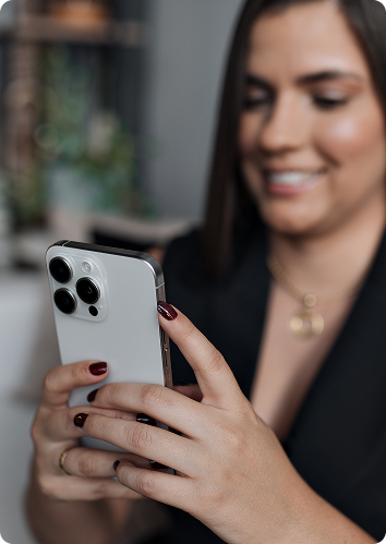 Cliente da Ellun conferindo o andamento da abertura da empresa pelo celular